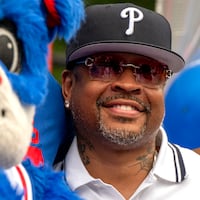 Allen Iverson poses with 76ers mascot Franklin the Dog. 